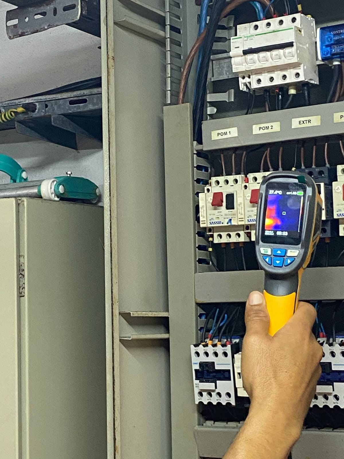 Diagnostic thermique d’un tableau électrique industriel par caméra thermique à Djerba, Tunisie, réalisé dans le cadre d’une maintenance préventive et de la sécurité énergétique.